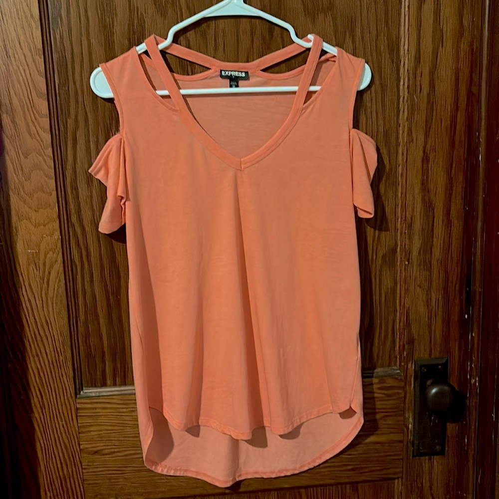 Express Women’s shirt. Casual. Cold shoulder Style. V Neck. Coral colored shirt.